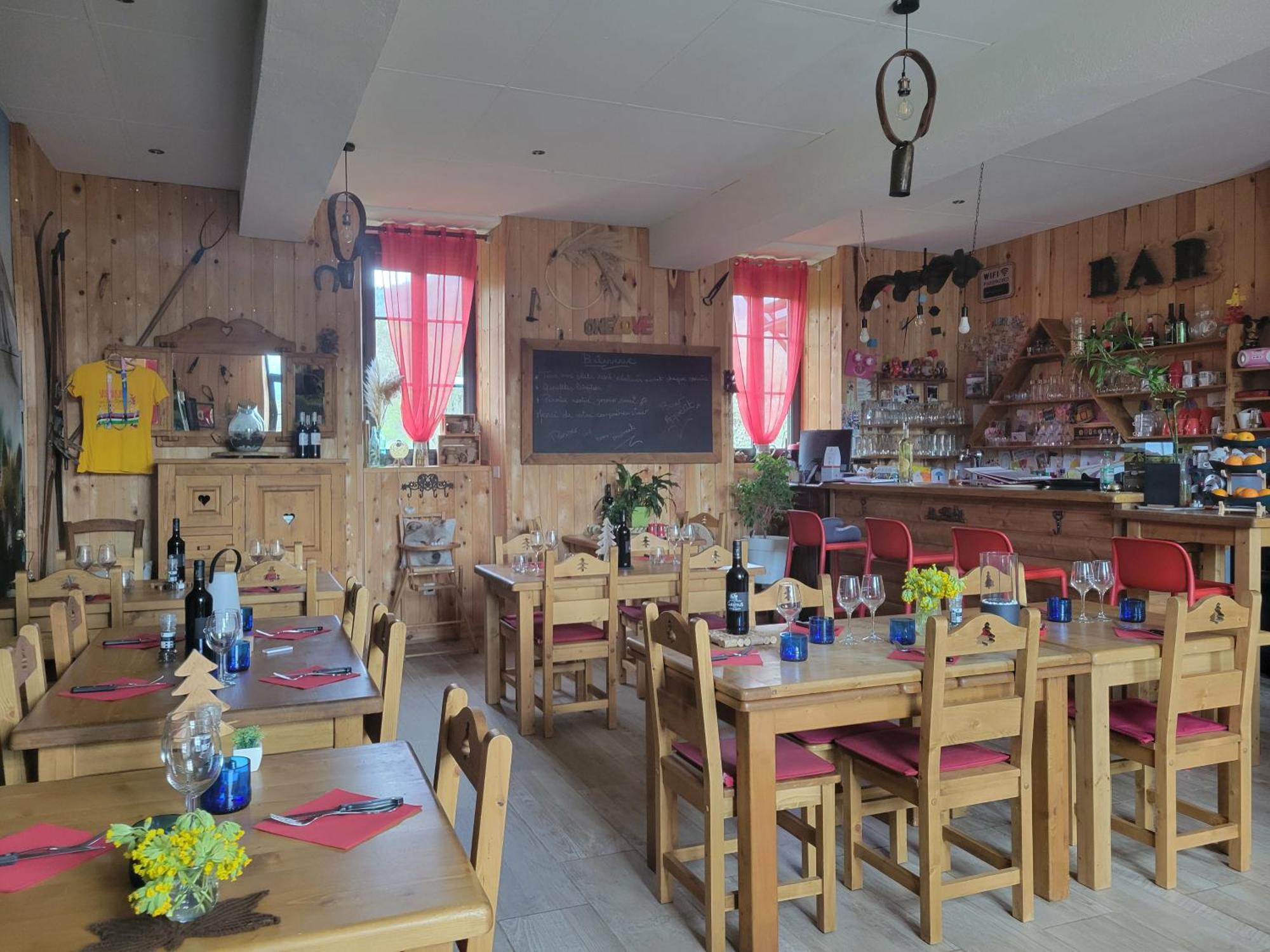 Le Sapin Rouge - Restaurant - Bar - D'hotes